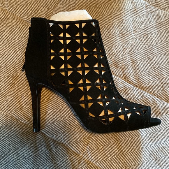 MICHAEL Michael Kors Ivy Bootie. Black. Size 10. - Picture 3 of 16